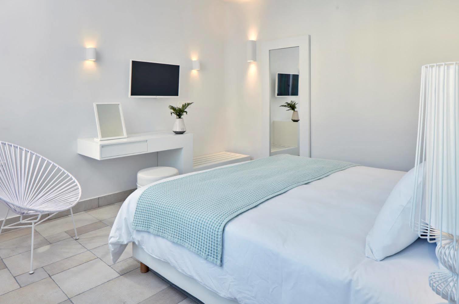 Aqua Blue Hotel Perissa (Santorini)